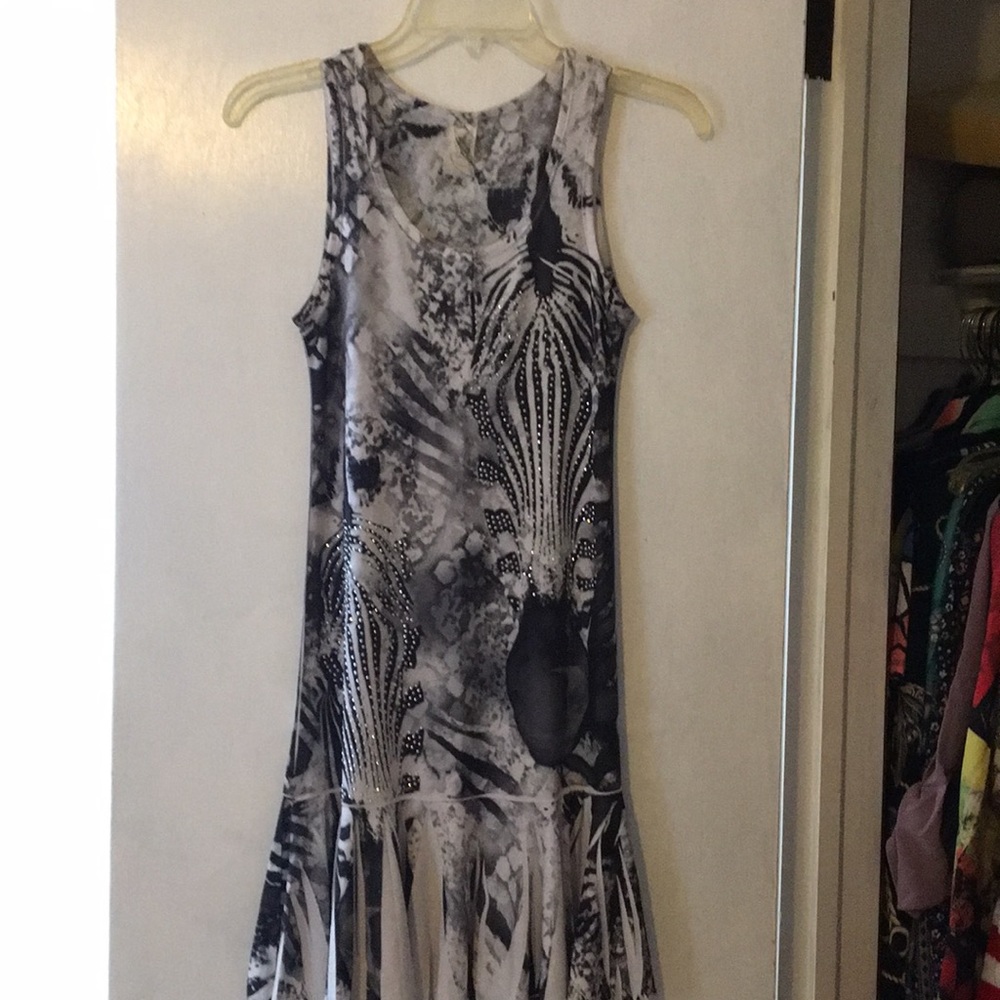 Sleeveless dress with flare bottom